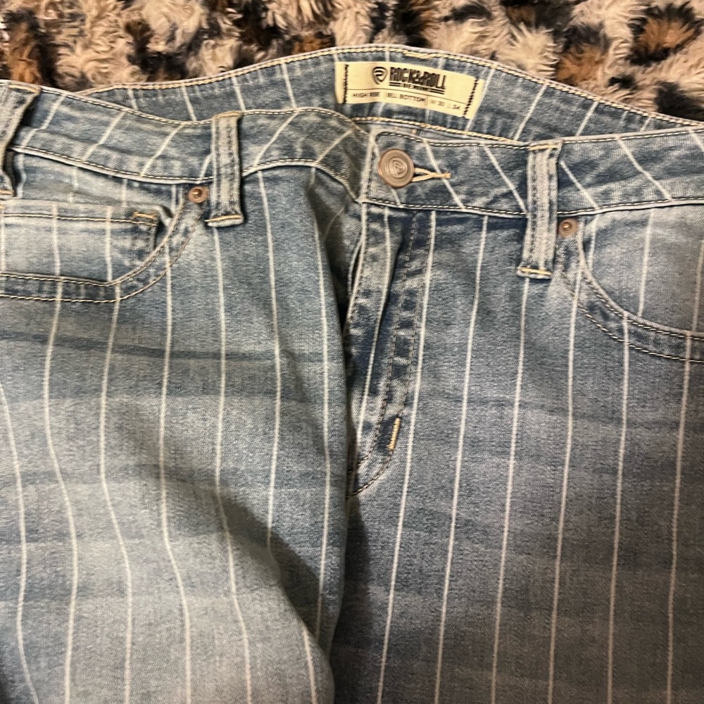 32 waist by 34 length. New without tags